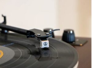 Kodumasinad | Vinüülplaadimängija integreeritud kõlaritega 80W Lenco LS470WA | Tehnomaan