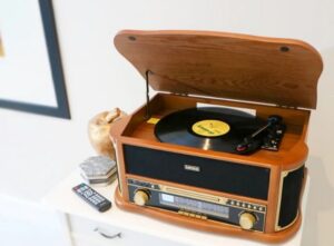 Kodumasinad | Retro-muusikakeskus vinüülplaadi- ja kassetimängijaga Lenco TCD2551WD | Tehnomaan